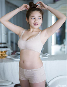《17岁的少女照片-16岁女篮小将身高已达2米27》